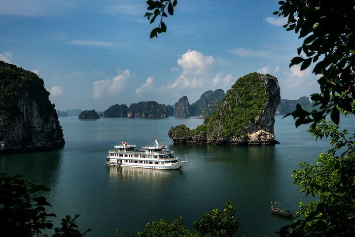 Swan Cruises: Ha Long - Bai Tu Long Bay 3D2N (Deluxe room)